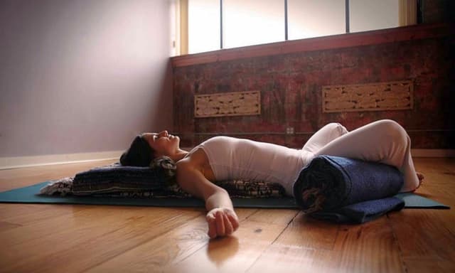 Dive Deeper: Restorative yoga met Claire