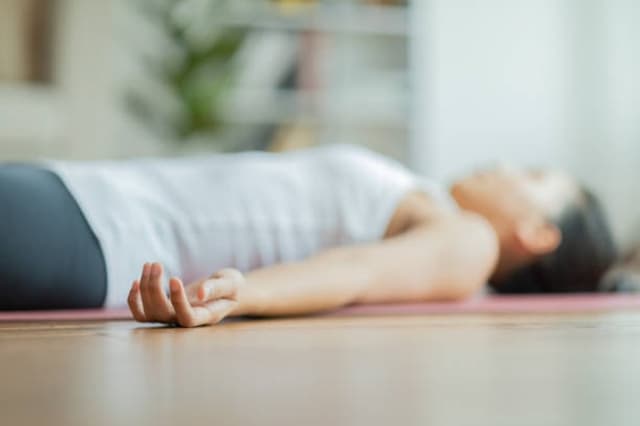 Dive deeper: restorative yoga met Claire